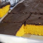 Bolo de cenoura com cobertura de canela