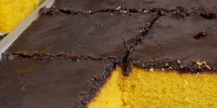 Bolo de cenoura com cobertura de canela