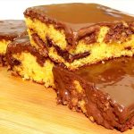 bolo de cenoura recheado simples bolo de cenoura que já sai recheado do forno com barra de chocolate bolo de cenoura recheado com barra de chocolate bolo de cenoura com recheio de chocolate tudo gostoso bolo de cenoura recheado com ganache bolo que já sai com cobertura de leite condensado bolo de cenoura que já sai com cobertura bolo que já sai recheado do forno tudo gostoso