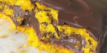 Bolo de cenoura recheado com brigadeiro