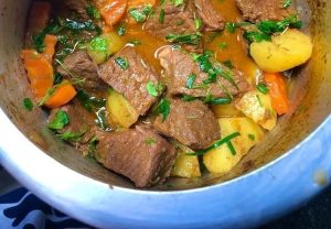 Carne de panela desfiada com legumes