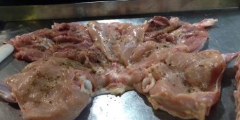 Frango suculento na churrasqueira