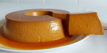 Pudim de doce de leite com queijo