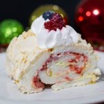 Rocambole de pavlova com frutas vermelhas
