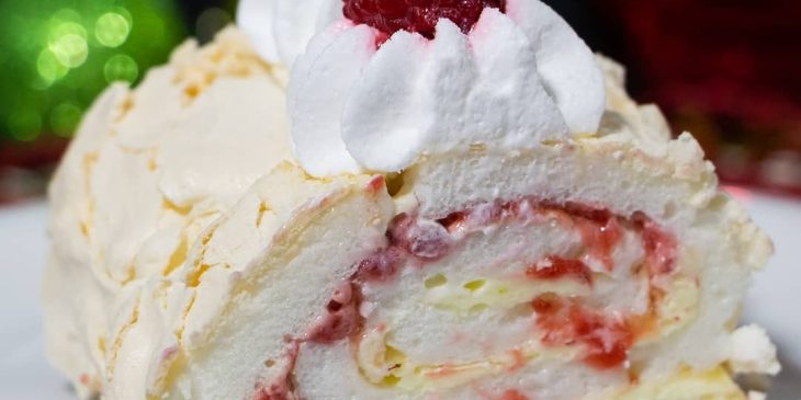 Rocambole de pavlova com frutas vermelhas