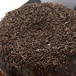 Bolo formigueiro com cobertura de chocolate