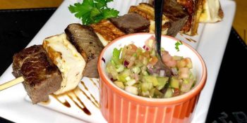 Espetinho de carne com queijo
