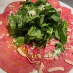 Carpaccio com rúcula