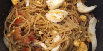 Espaguete à bolonhesa com ovo frito