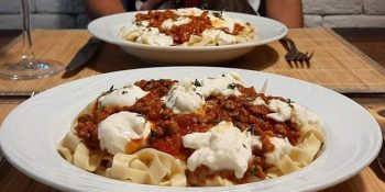Macarrão à bolonhesa com queijo e creme de leite