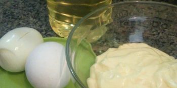 Maionese com leite e ovo cozido