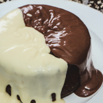 Bolo de vulcão que sai super recheado do forno
