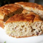 Bolo de banana e passas