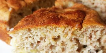 Bolo de banana e passas