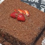 Bolo de chocolate recheado com morangos