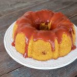 Bolo de milho com cobertura de goiabada