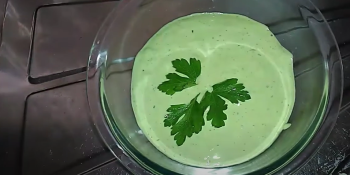 Fiz essa maionese verde sem óleo e estou usando para TUDO