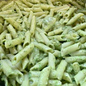 Macarrão com molho pesto