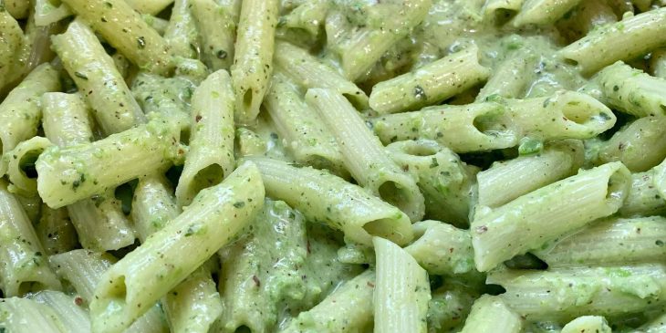 Macarrão com molho pesto