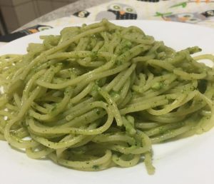 Macarrão com molho pesto