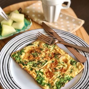 Omelete de espinafre e queijo e cogumelo no @andfrecozinha