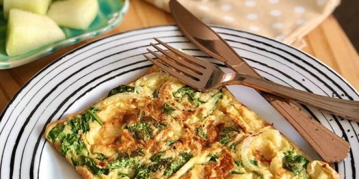 Omelete de espinafre e queijo e cogumelo no @andfrecozinha