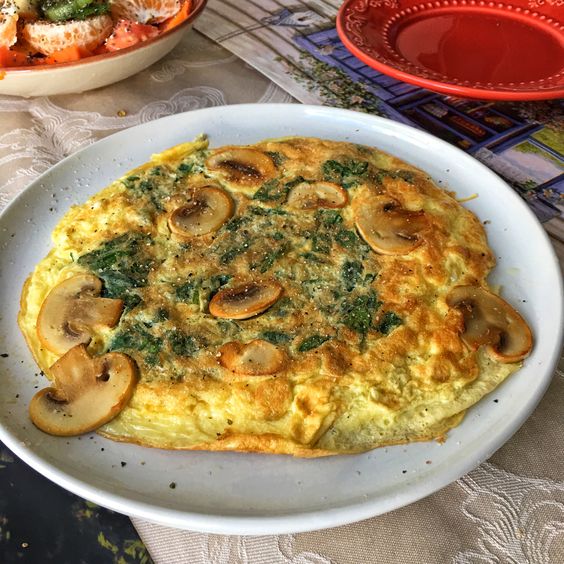 Omelete de espinafre e queijo e cogumelo no @andfrecozinha