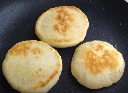 Pão de frigideira com fermento em pó simples e fácil do @mesaesabor