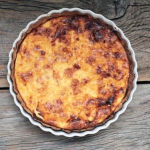 Quiche de damasco com queijo brie