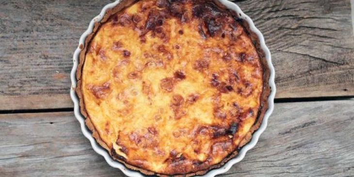 Quiche de damasco com queijo brie