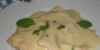 Ravioli de queijo com molho de manteiga