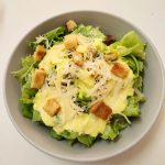Salada Caesar com frango grelhado