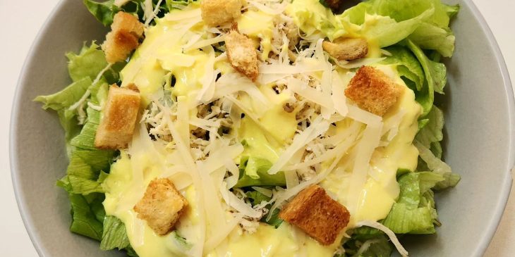 Salada Caesar com frango grelhado