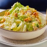 Salada Caesar com frango grelhado