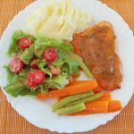 Salmão assado com molho de mostarda e mel