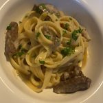 Tagliatelle com tiras de filet mignon