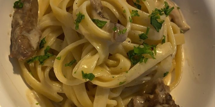 Tagliatelle com tiras de filet mignon