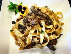 Tagliatelle com tiras de filet mignon