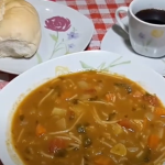Quais são os benefícios da sopa de feijão? Pode comer o caldo do feijão? Quantas calorias tem um prato de sopa de feijão? Quantas colheres de sopa equivale a 100 gramas de feijão?