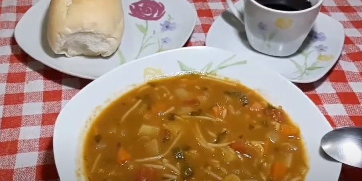 Quais são os benefícios da sopa de feijão? Pode comer o caldo do feijão? Quantas calorias tem um prato de sopa de feijão? Quantas colheres de sopa equivale a 100 gramas de feijão?