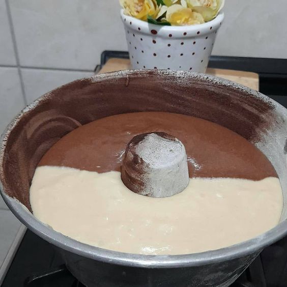 bolo de dois sabores fofinho de liquidificador fácil rápido