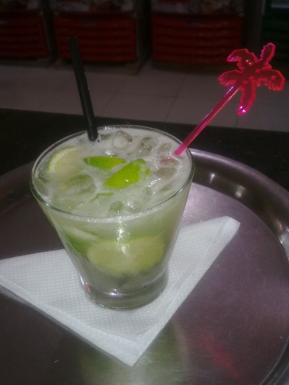 caipifruta de abacaxi caipirinha simples de bar dde boteco