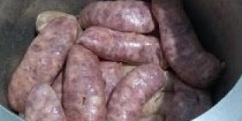 linguiça toscana com cebola caramelizada