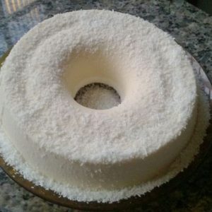 pudim de maria mole com 2 caixinhas tudo gostoso com coco ralado