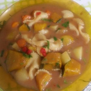 Sopa de abóbora com legumes