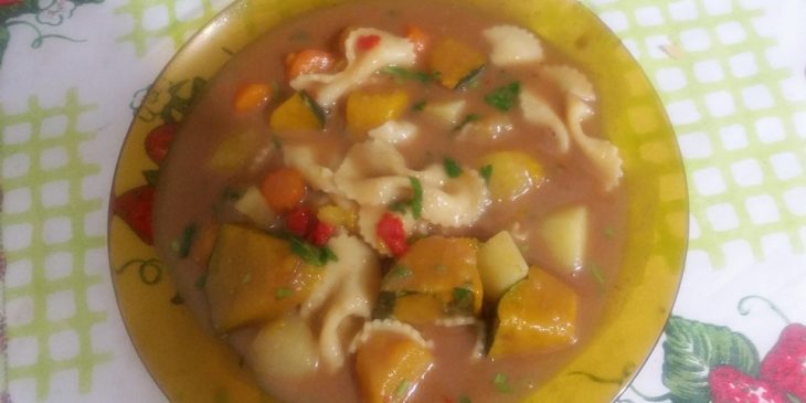 Sopa de abóbora com legumes