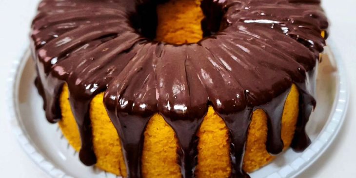 Bolo de cenoura fofinho com chocolate