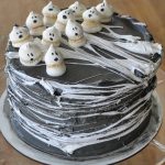 Bolo de halloween preto de chocolate