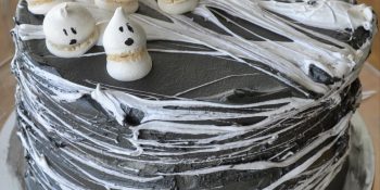 Bolo de halloween preto de chocolate