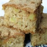 Bolo de maçã de liquidificador com pedaços